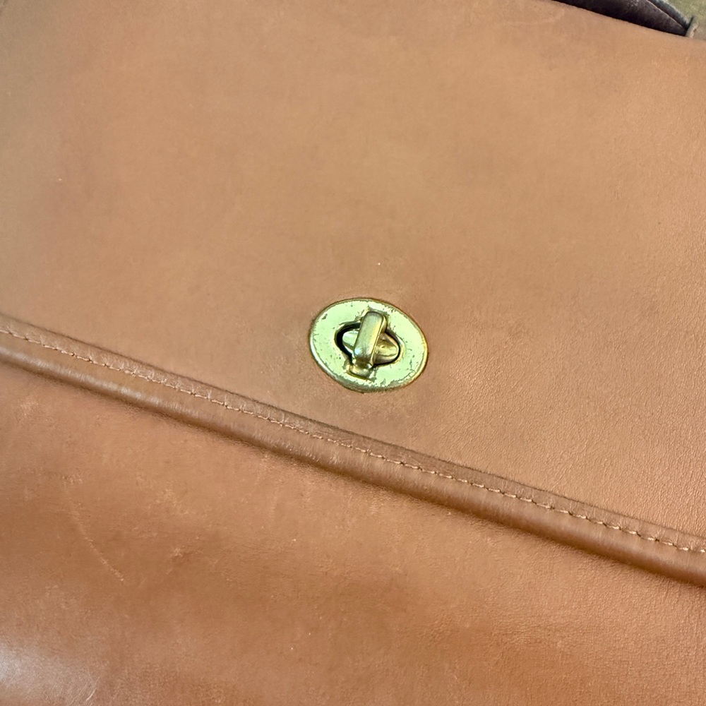 Vintage Coach Tan Leather Shoulder Bag - Picture 4 of 9